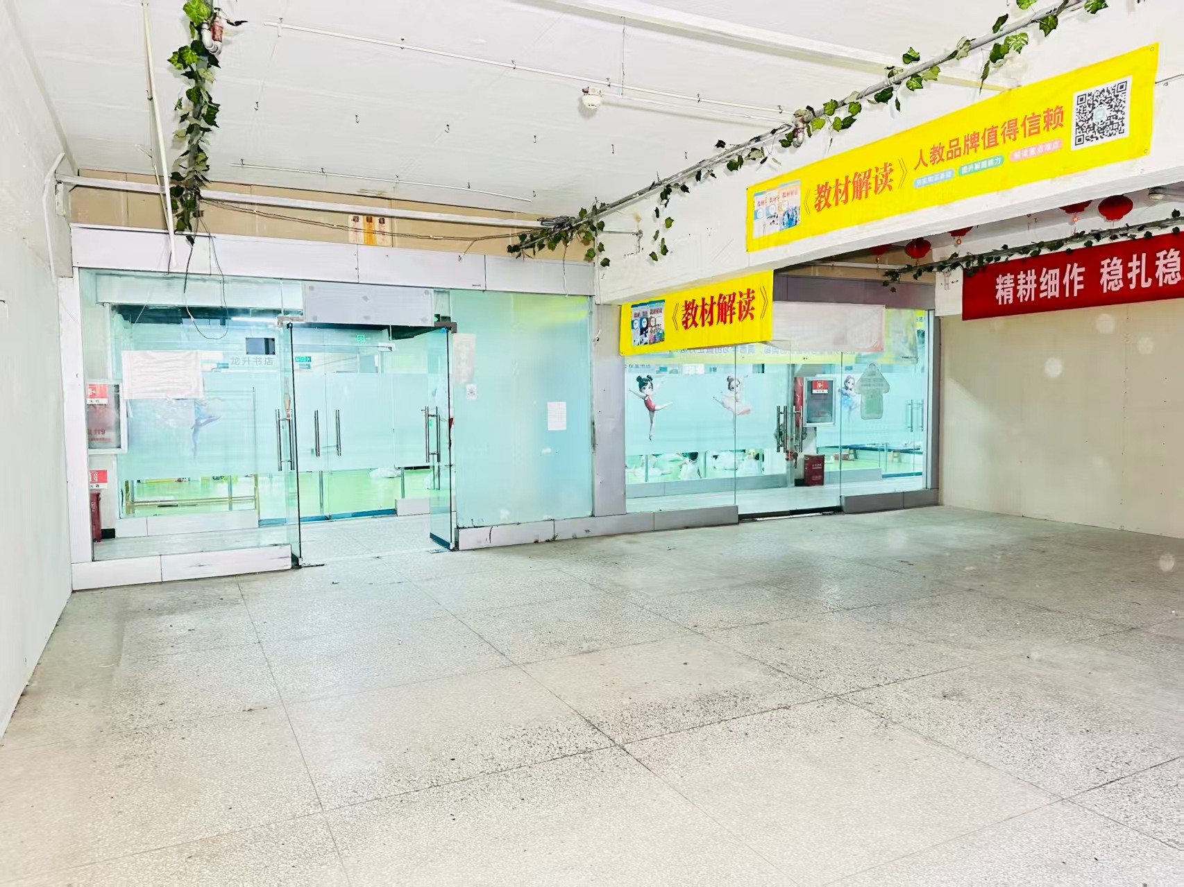 三复街提供写字楼、商铺、展示空间、直播间等多种面积选择，满足企业办公、研发、展示、运营等多元需求。