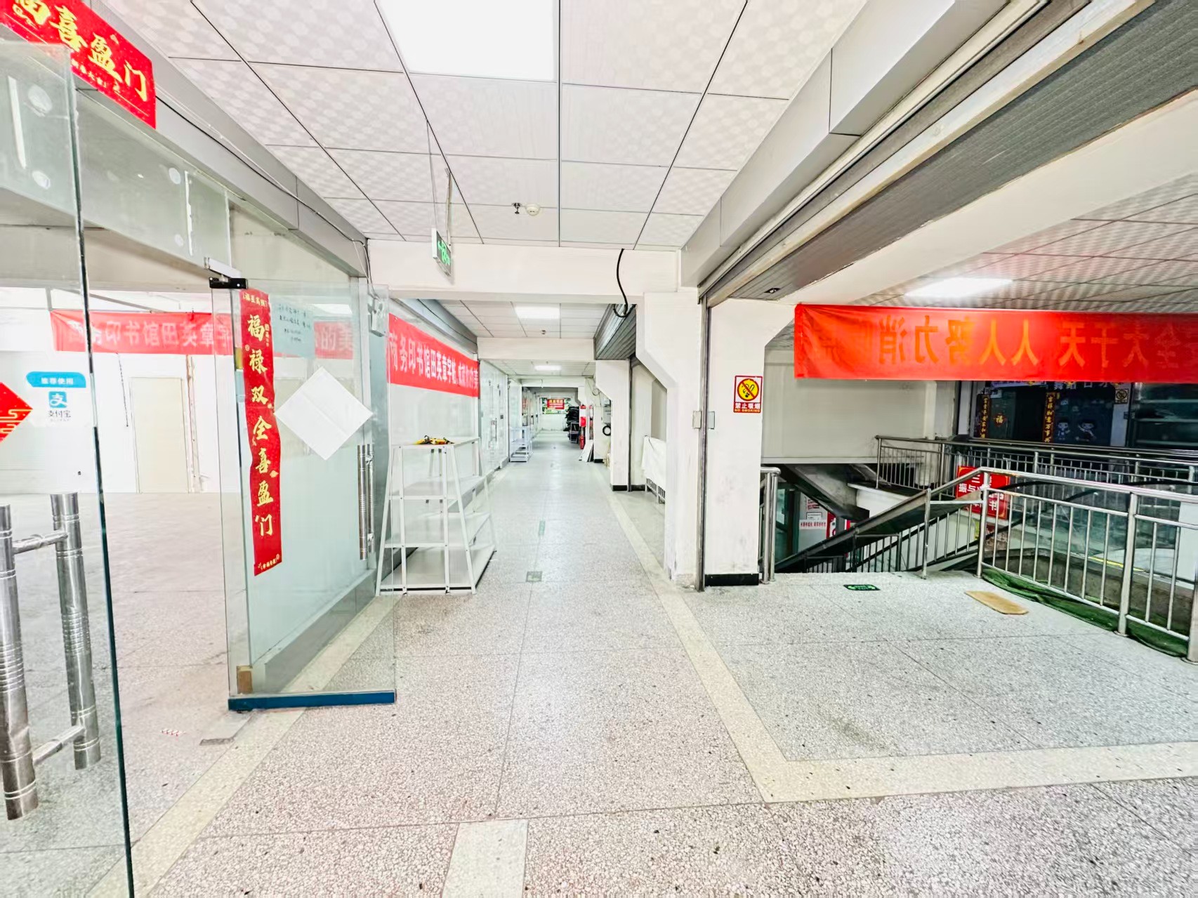 三复街引入人工智能技术应用场景，推动AI与商业、零售、电商、企业服务等领域融合发展。